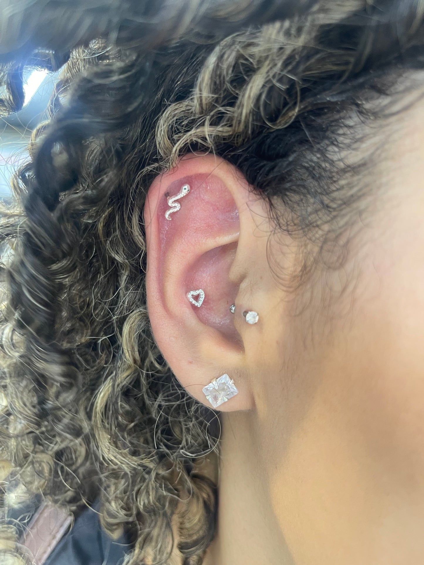 Piercing coração cravejado vazado (Prata 925)