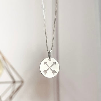 Colar medalha com flechas
