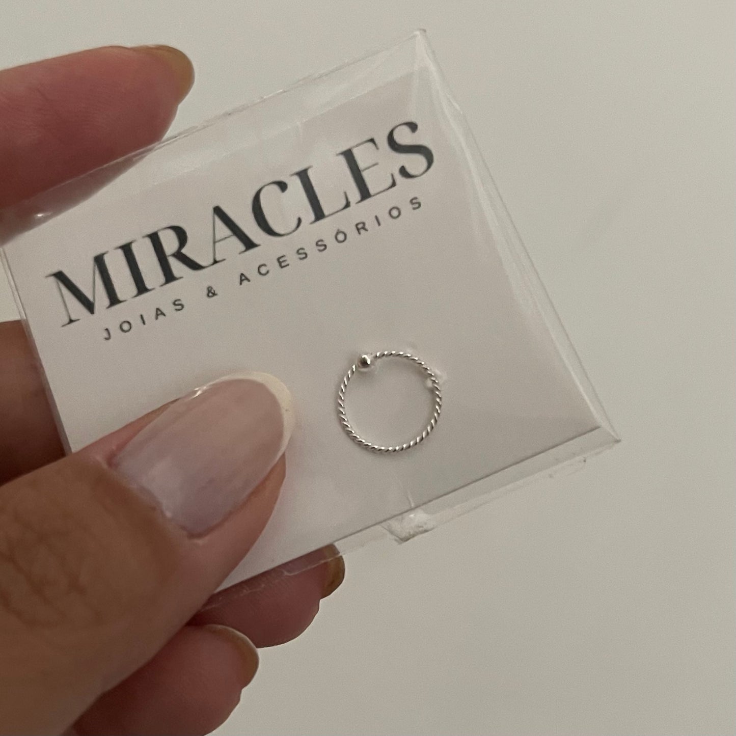 Piercing argolinha torcida com bolinha lisa central (Prata 925)