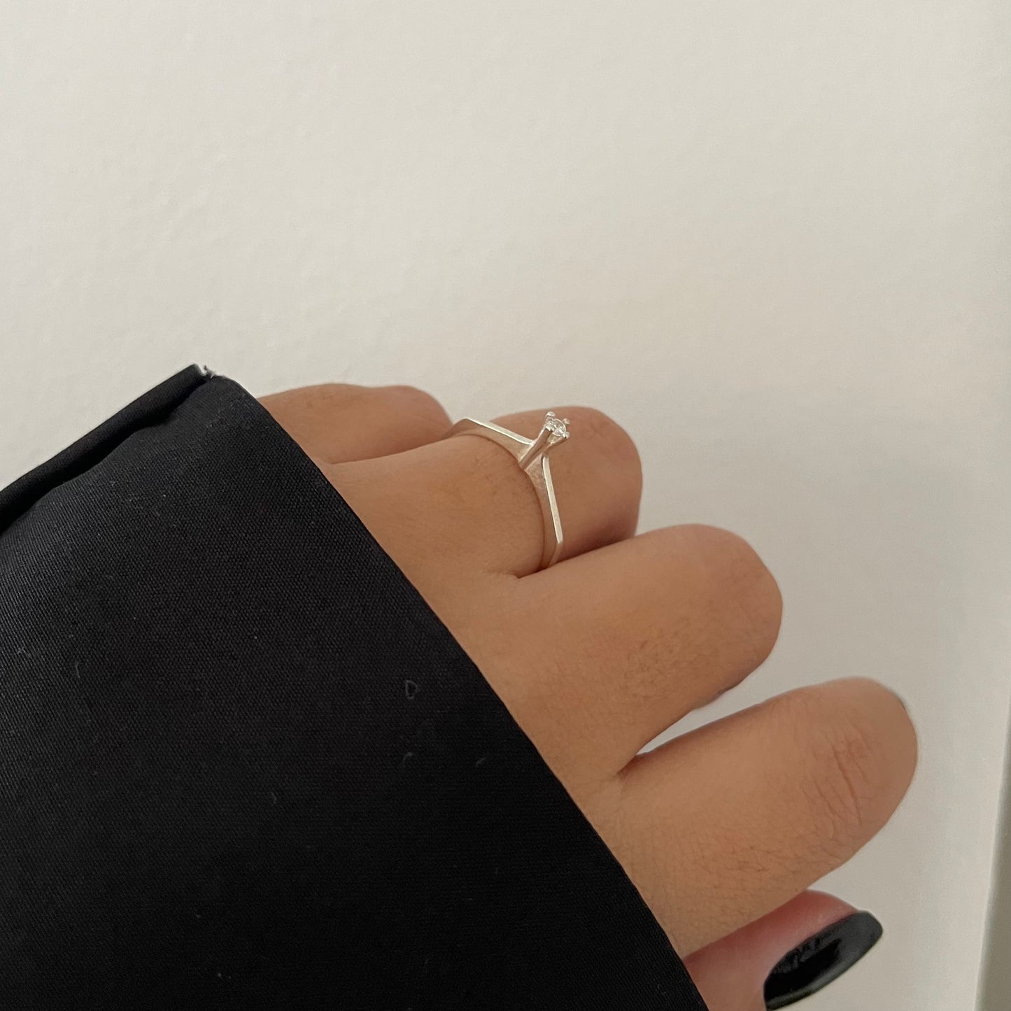 Anel solitário minimalista