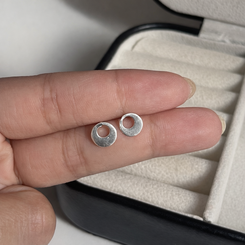 Brinco mini círculo vazado