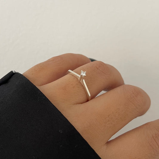 Anel solitário minimalista