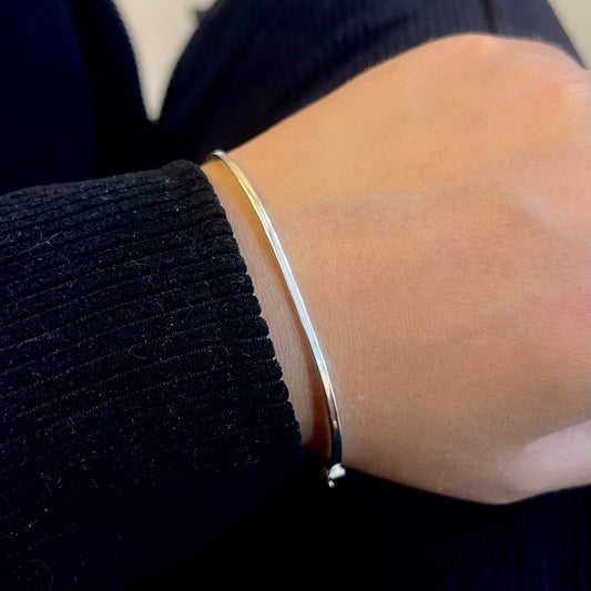Bracelete liso fino (fio quadrado)