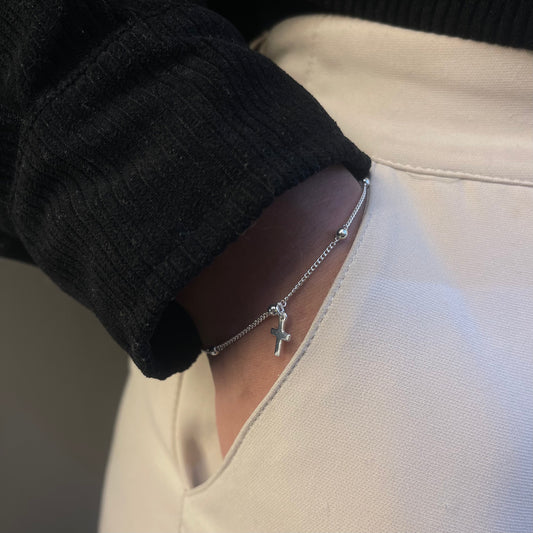 Pulseira bolinhas com cruz no meio