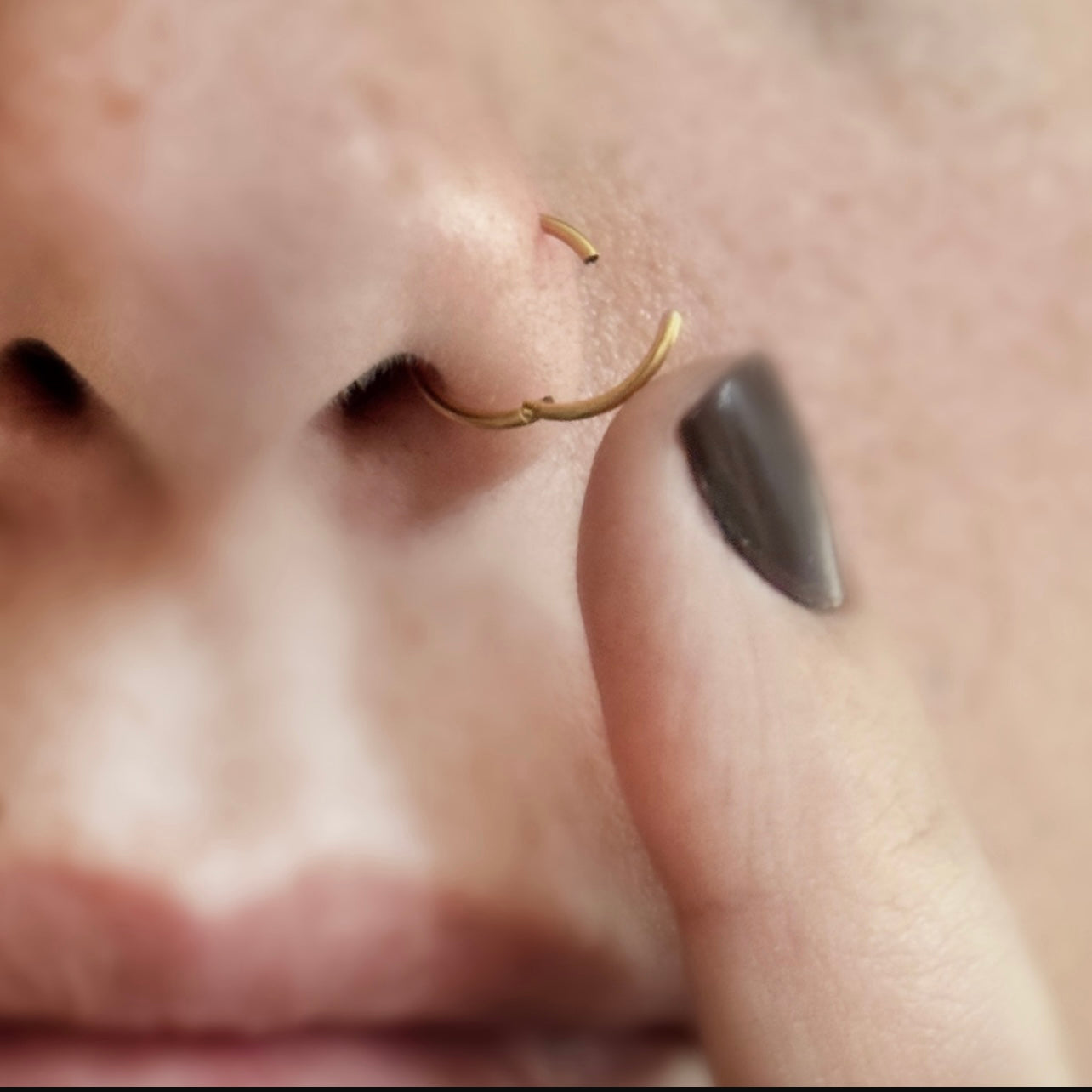 Piercing Argola Lisa Click – Aço Inoxidável PVD gold (Nariz/Hélix)