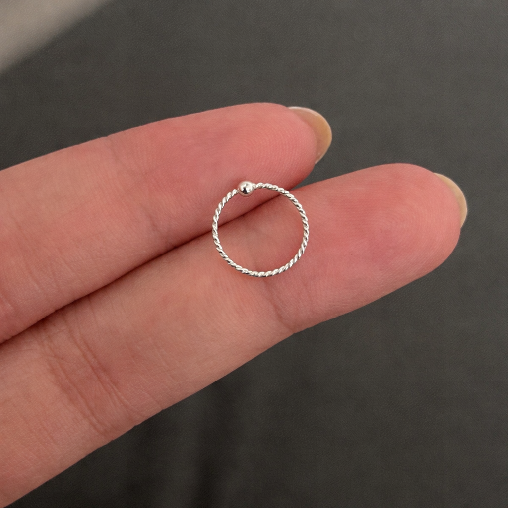 Piercing argolinha torcida com bolinha lisa central (Prata 925)