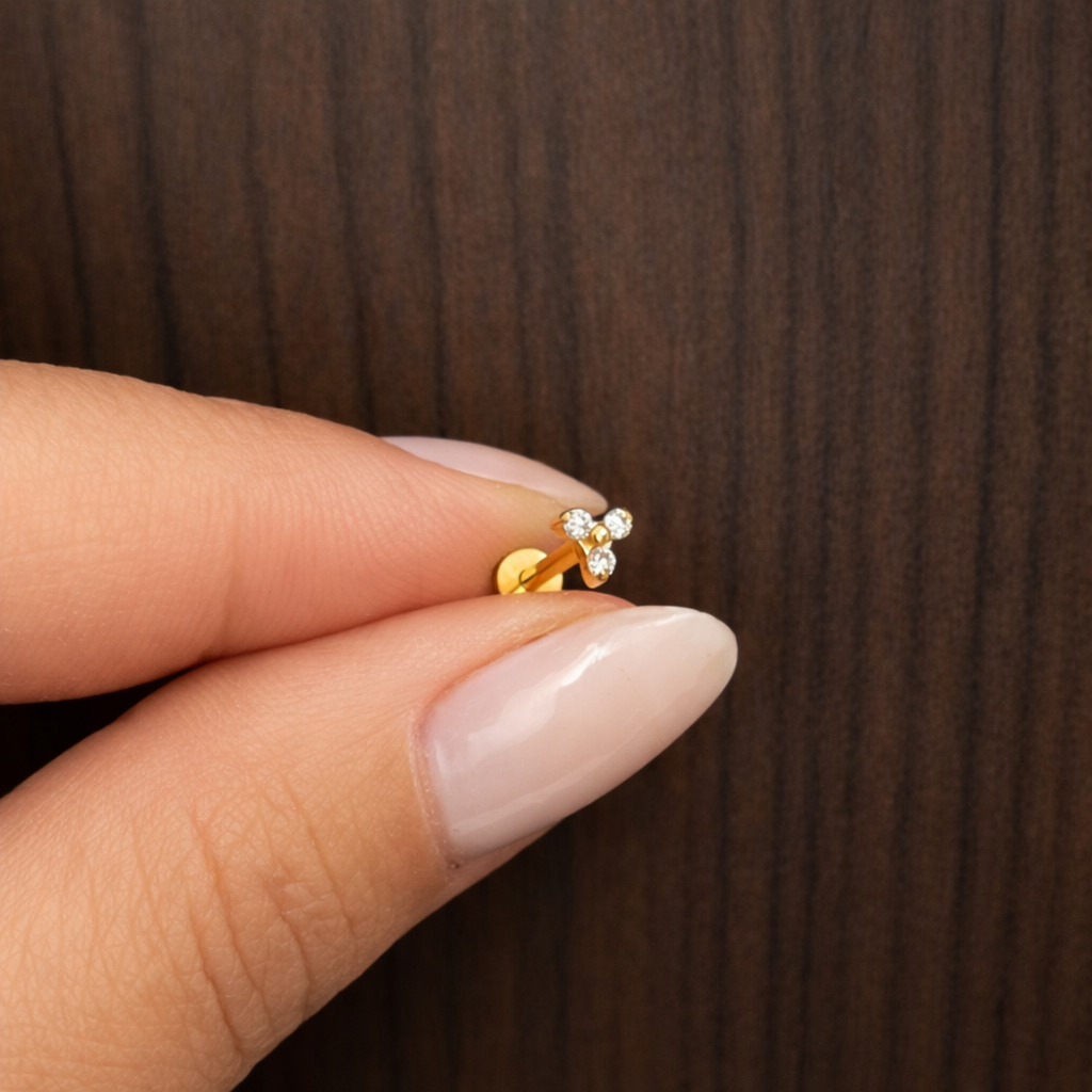 Piercing Labret Com Trinity De Zircônia (Titânio Gold)