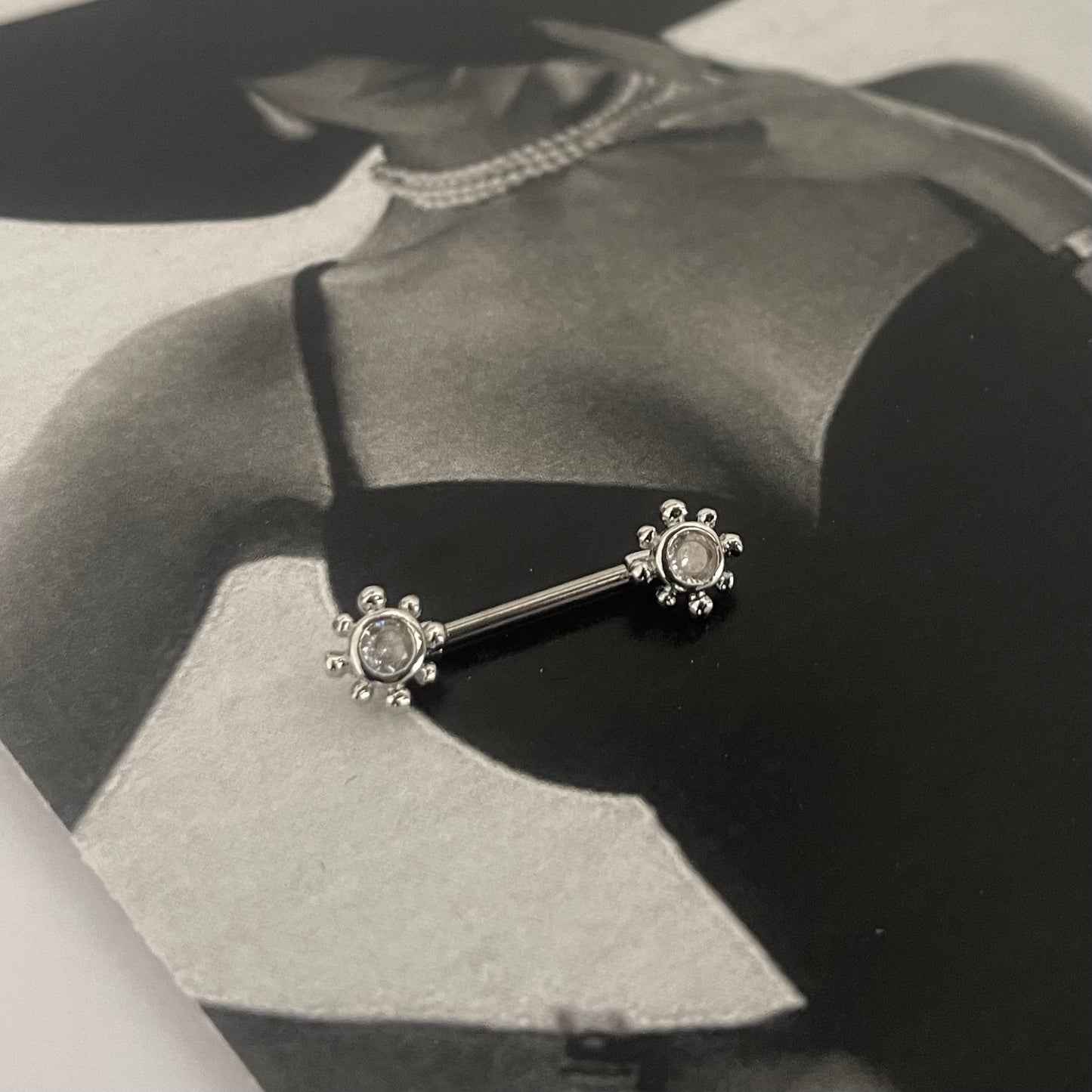 Piercing de Mamilo em Titânio Natural Sol com Zircônia