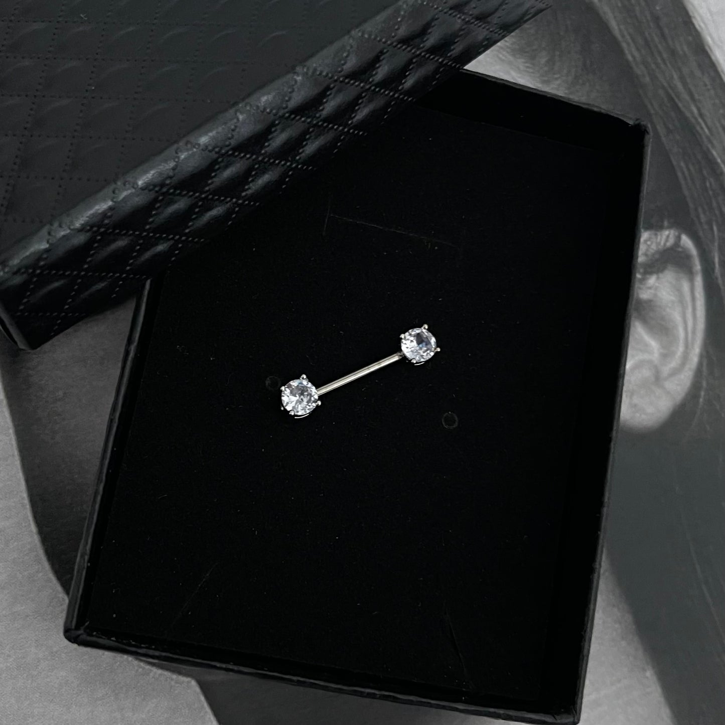 Piercing de Titânio para Mamilo com Zircônias – Rosqueável