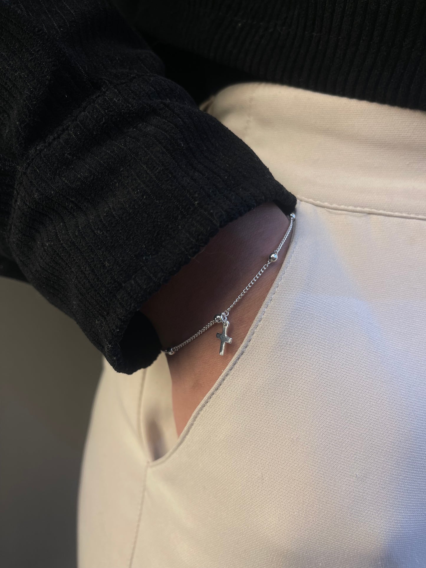 Pulseira bolinhas com cruz no meio